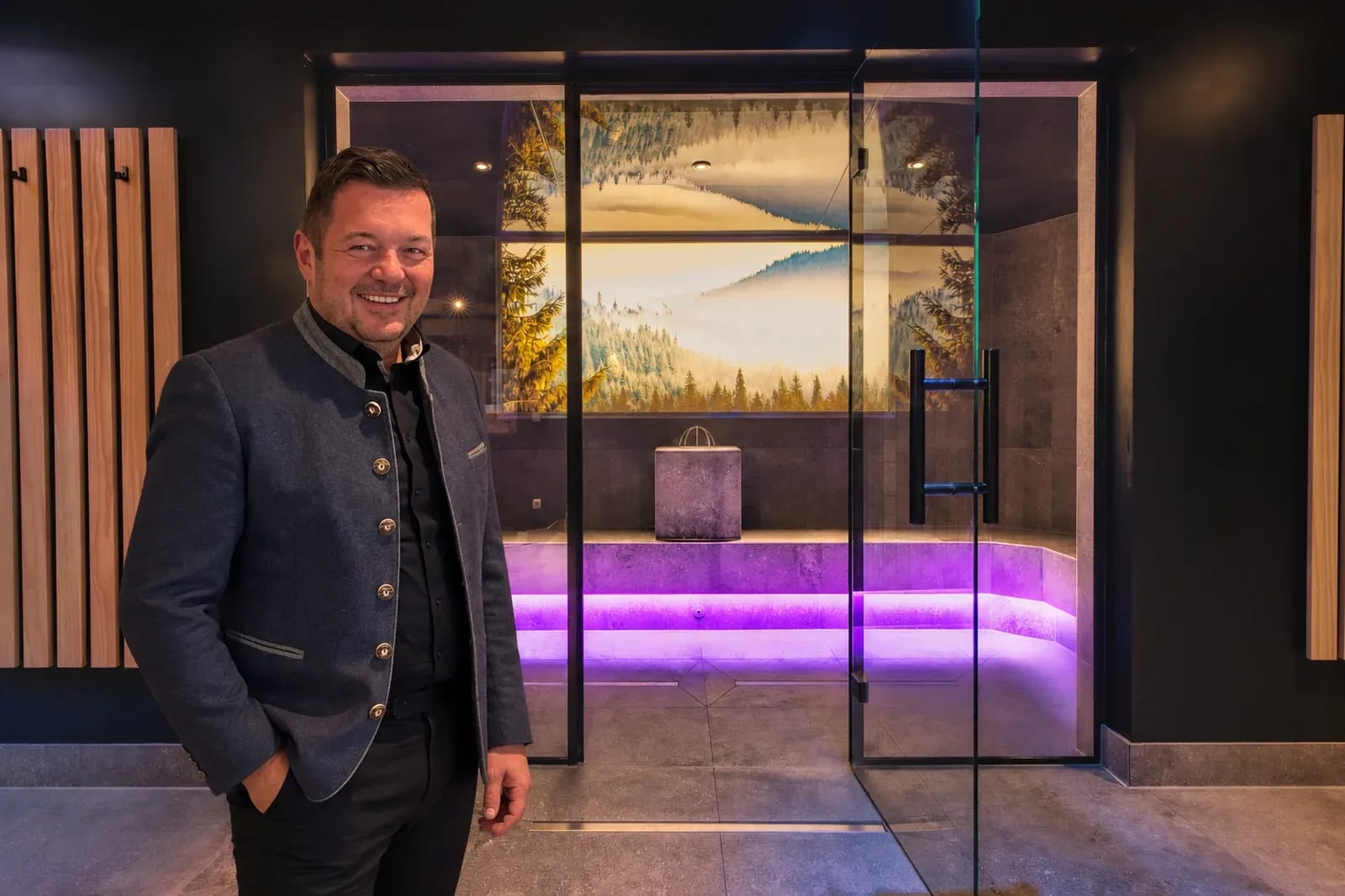 Georg Oswald vor dem Dampfbad im Landromantik Hotel Oswald