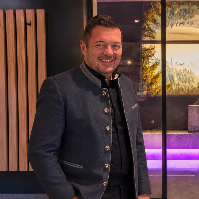 Georg Oswald vor dem Dampfbad im Landromantik Hotel Oswald