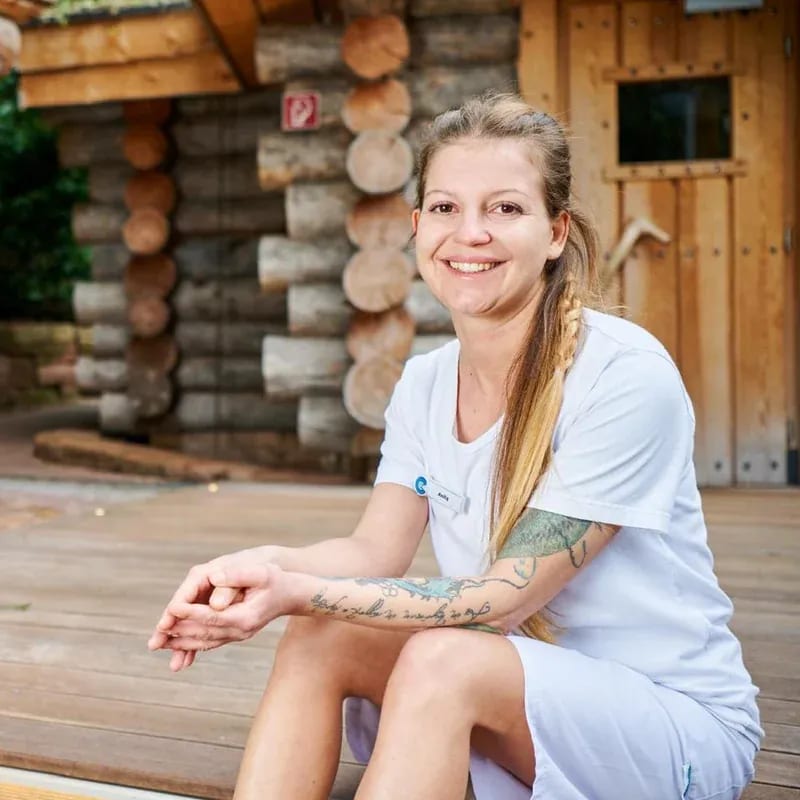 Anita Takacs vor der Feuersauna der Caracalla Therme in Baden-Baden